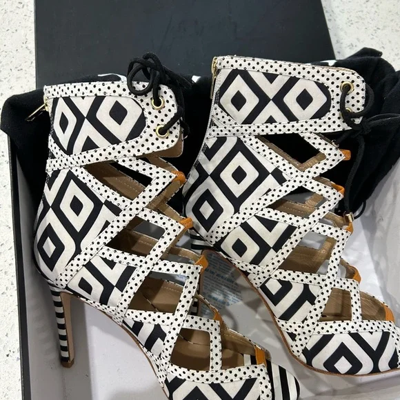 ⬇️PRICE 💐 Alejandra G - Black and White Bootie Heel - Size 37 - Picture 3 of 12
